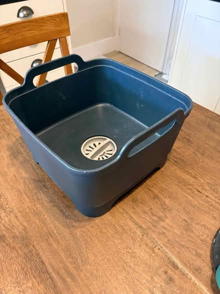 Photo of free Wash basin (Surbiton KT5) #1