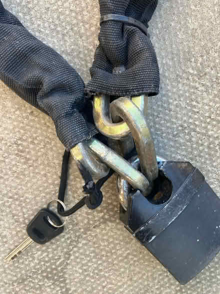 Photo of free Heavy duty chain and padlock (Greenwich/Blackheath SE10) #2