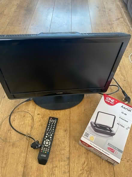 Photo of free TV (Gobowen SY11) #1