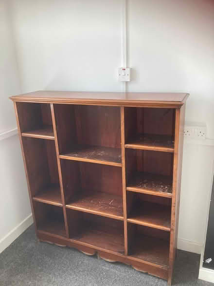 Photo of free solid wood bookshelf (S8 Meersbrook) #1