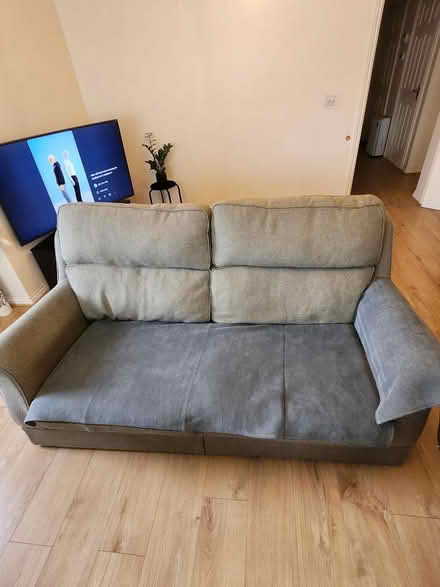 Photo of free Sofa (Ub81dg) #1