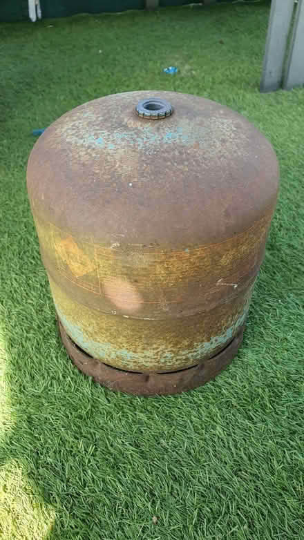 Photo of free camping Gaz cylinder old but can still be returned for a new (Calne SN11) #1