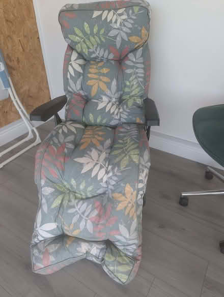 Photo of free Reclining garden lounger chair (Woodyates SP5) #1
