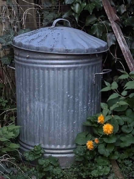 Photo of free Old fashioned metal dustbin (Stratford-upon-Avon CV37) #1