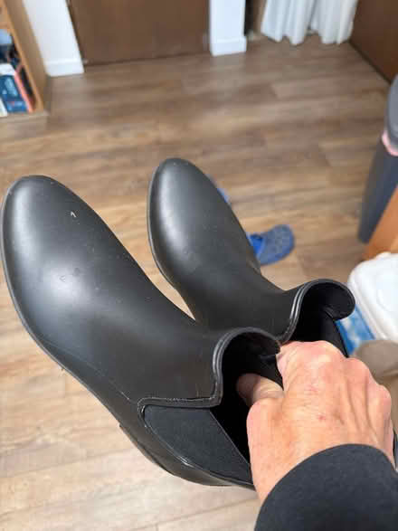 Photo of free Women’s boots Size 12 Narrow (Vashon-Southend) #1