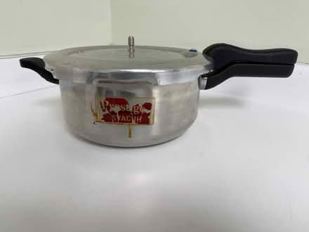 Photo of free 5.0 L aluminum pressure cooker (1075 Valencia Avenue) #1