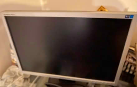 Photo of free Samsung 19” monitor and multi media keyboard speakers mous (Isfield TN22) #1