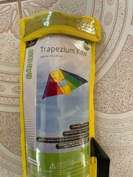 Photo of free Small stunt kite and trapezium(?) kite (Lightpill GL5) #4