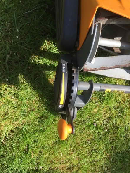 Photo of free Fiskars Push Lawn Mower (OX3) #2