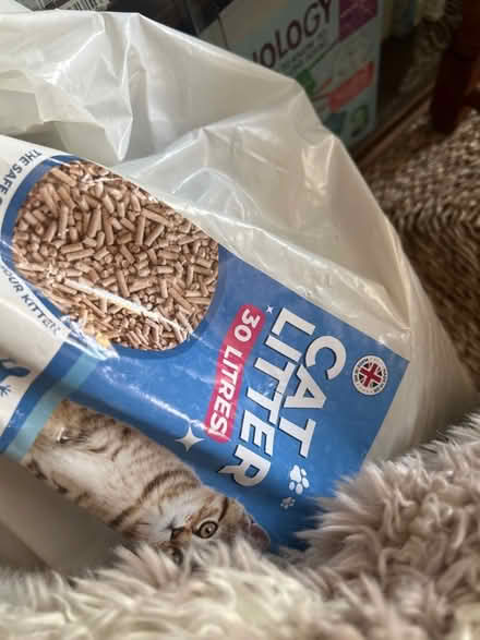 Photo of free Maybe half or 3/4 bag of cat litter (30 litre) bag (Newbury RG14) #1