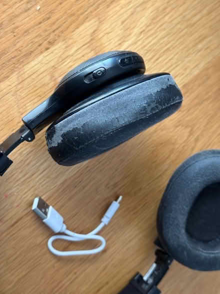 Photo of free JBL Bluetooth wireless headphones (Stobhill NE61) #3