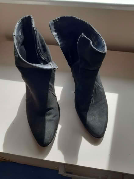 Photo of free UK size 6 boots (Old Walcot SN3) #1