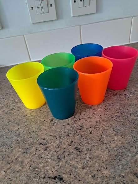 Photo of free coloured plastic beakers (HP3 Apsley) #1