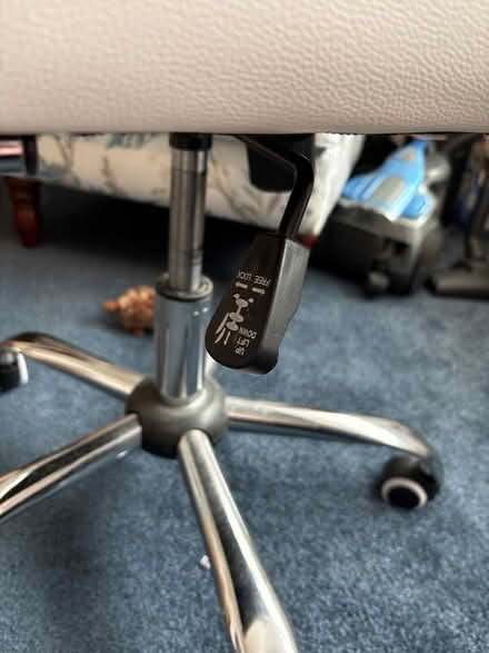 Photo of free White desk chair (Seal TN15) #3