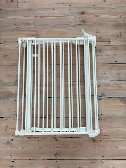 Photo of free Child stair gate dream baby (Highbury and Islington) #3