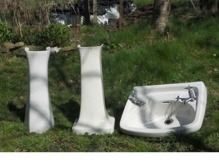 Photo of free White bathroom porcelain (The Bog SY5) #1