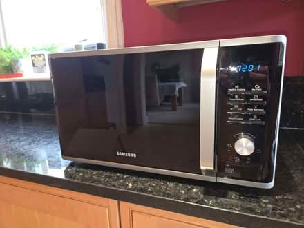 Photo of free Samsung 1000w Microwave (Harrogate HG2) #1