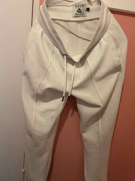 Photo of free Men’s white casual pants (E3) #1