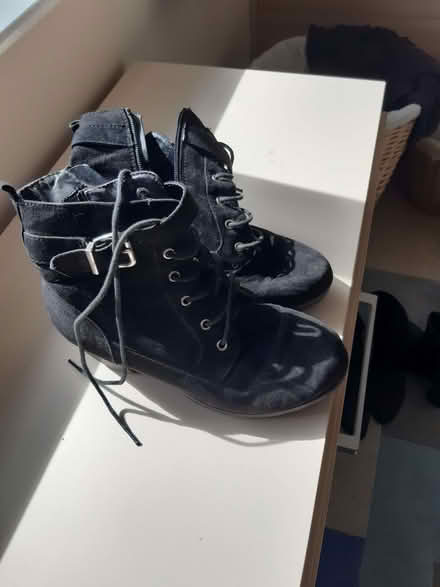 Photo of free Uk size 5 boots (Old Walcot SN3) #1