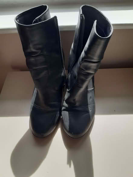 Photo of free UK size 6 boots (Old Walcot SN3) #1