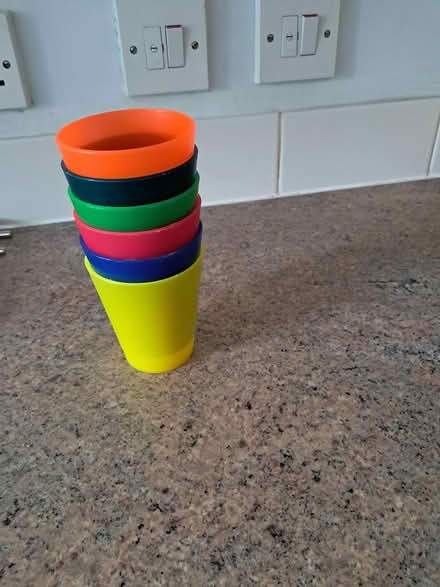 Photo of free coloured plastic beakers (HP3 Apsley) #2