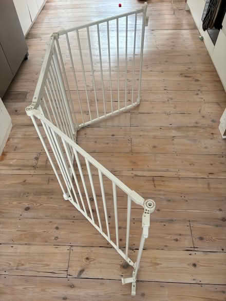 Photo of free Child stair gate dream baby (Highbury and Islington) #1