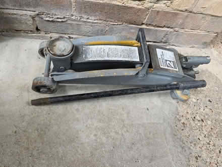 Photo of free 2 tonne jack needs repair (Brentwood CM13) #1