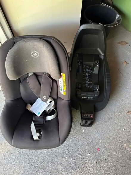 Photo of free Maxi Cosi base and Maxi Cosi seat (Wolverley DY11) #1