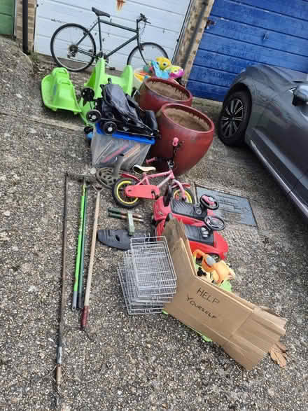 Photo of free Various bits from garage clearance (Calcot RG31) #1