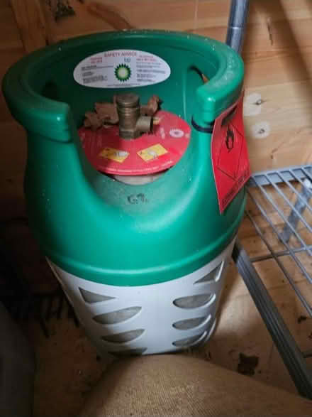 Photo of free Small gas bbq and empty gas bottle (Goldsworth Park GU21) #3