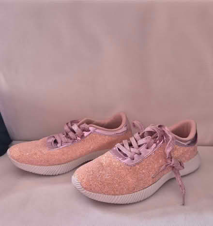 Photo of free Pink ladies size six fashion shoes (Round Green LU2) #2