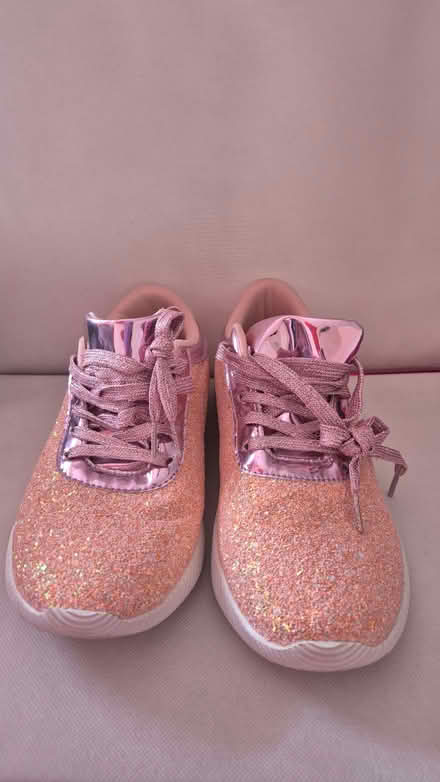 Photo of free Pink ladies size six fashion shoes (Round Green LU2) #1