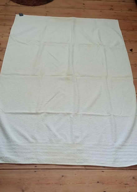 Photo of free Large cream bath sheet towel (east twickenham) #1