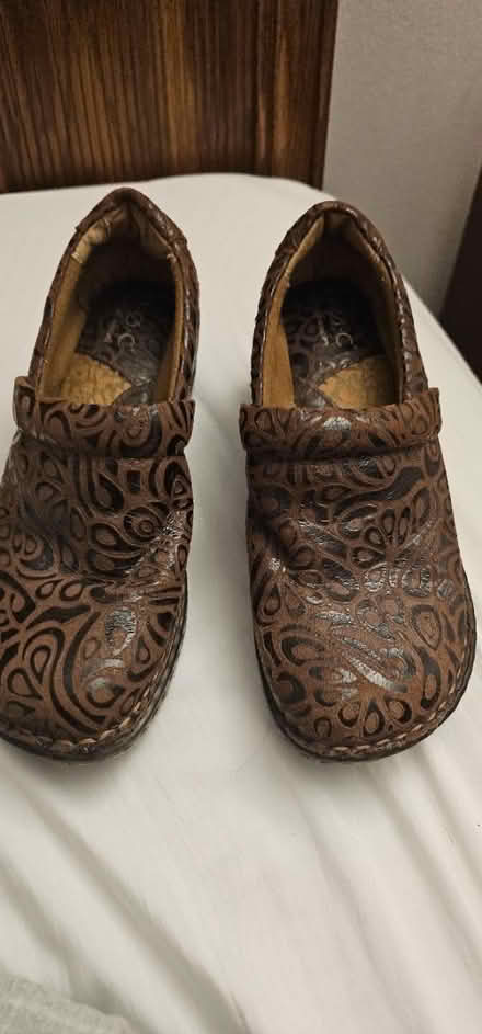 Photo of free Woman shoe 6.5 (60008) #1