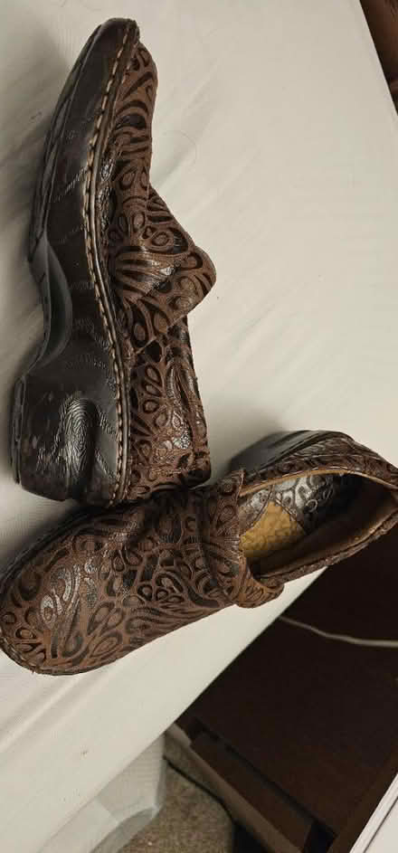 Photo of free Woman shoe 6.5 (60008) #2