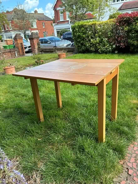 Photo of free Small extendable Ikea table (East Sheen SW14) #3