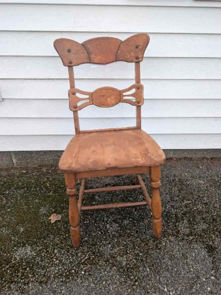Photo of free Dinah Cook bowtie chair ~1920s-40s (Lunenburg) #1