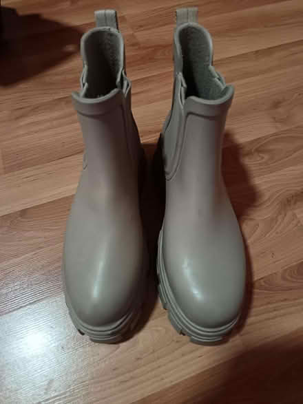 Photo of free Lady knee shoe (IG6) #2