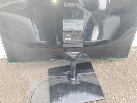 Photo of free Samsung monitor, cracked screen (Dalston E8) #2