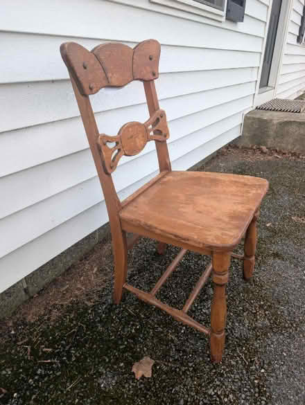Photo of free Dinah Cook bowtie chair ~1920s-40s (Lunenburg) #2