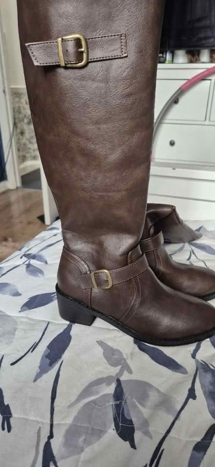 Photo of free Brown boots size 4 (tooting) #1