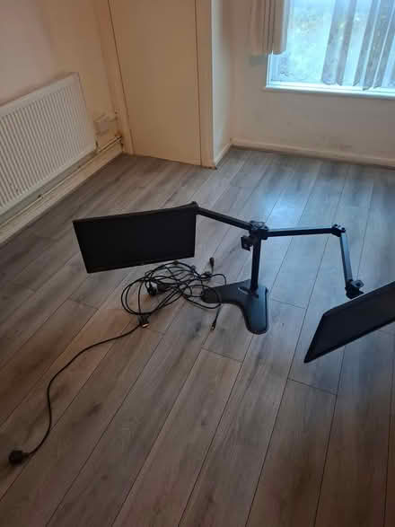 Photo of free 2 computer screens with stands (SE17) #2