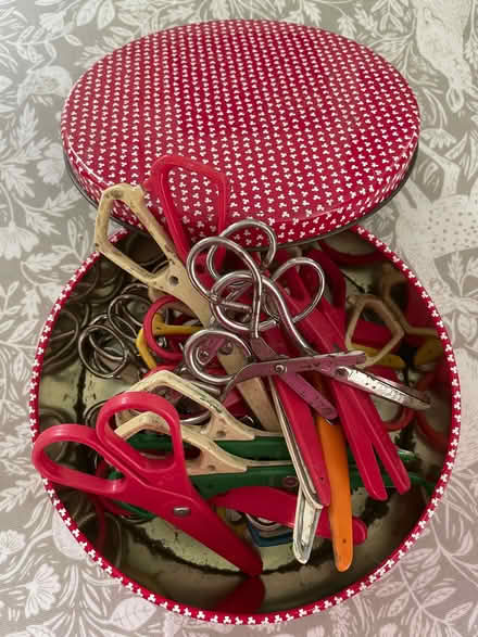 Photo of free 28 children's safety scissors in tin (West Malvern CP WR14) #1