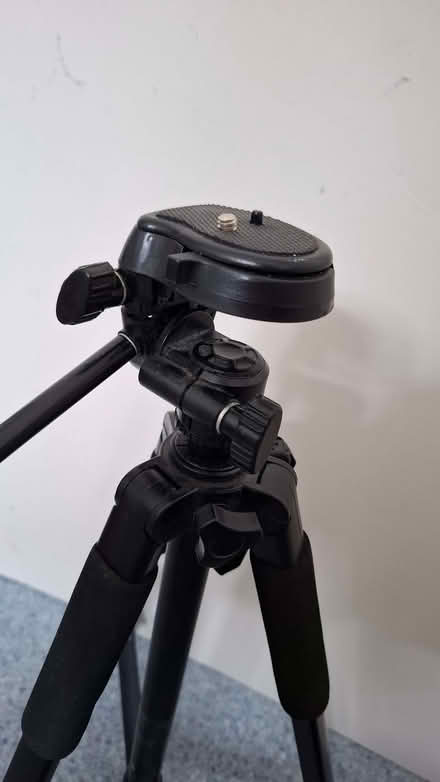 Photo of free Small tripod (Vivitar brand) and bag (Emmbrook RG41) #3