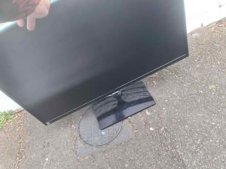 Photo of free Samsung monitor, cracked screen (Dalston E8) #3