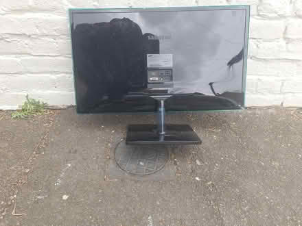 Photo of free Samsung monitor, cracked screen (Dalston E8) #1