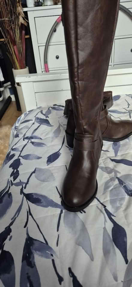 Photo of free Brown boots size 4 (tooting) #2