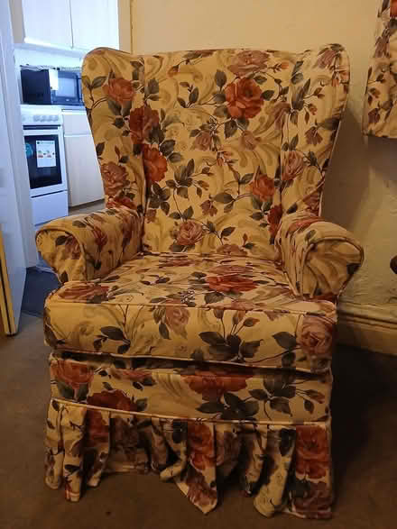 Photo of free Settee and 2 armchairs (LS8 3RG) #3