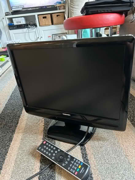 Photo of free Toshiba tv 19 inch (Jennetts park RG12) #1
