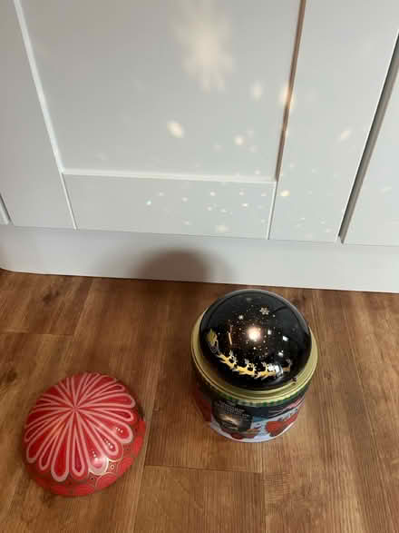 Photo of free Biscuit tin light up (BS16) #2